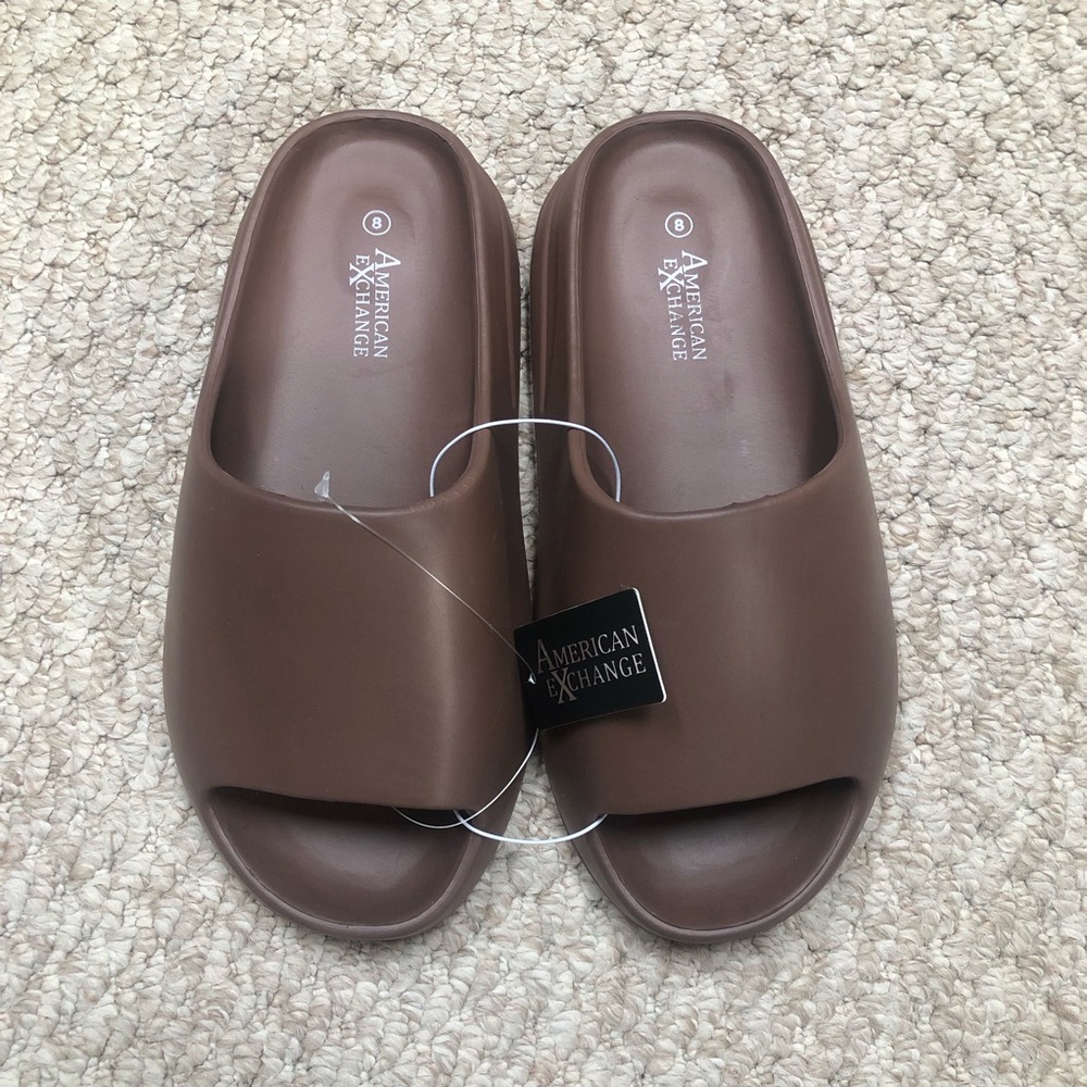 NWT men’s American Exchange brown slides. Size 8